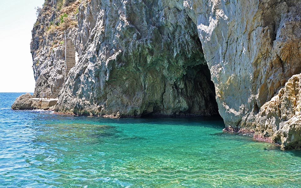 Yacht Charter Hotspot Emerald Grotto in Campania